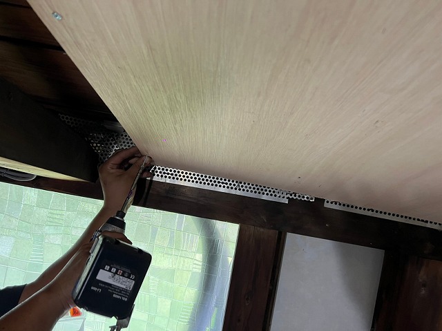 化粧板としてベニヤ板を固定する様子